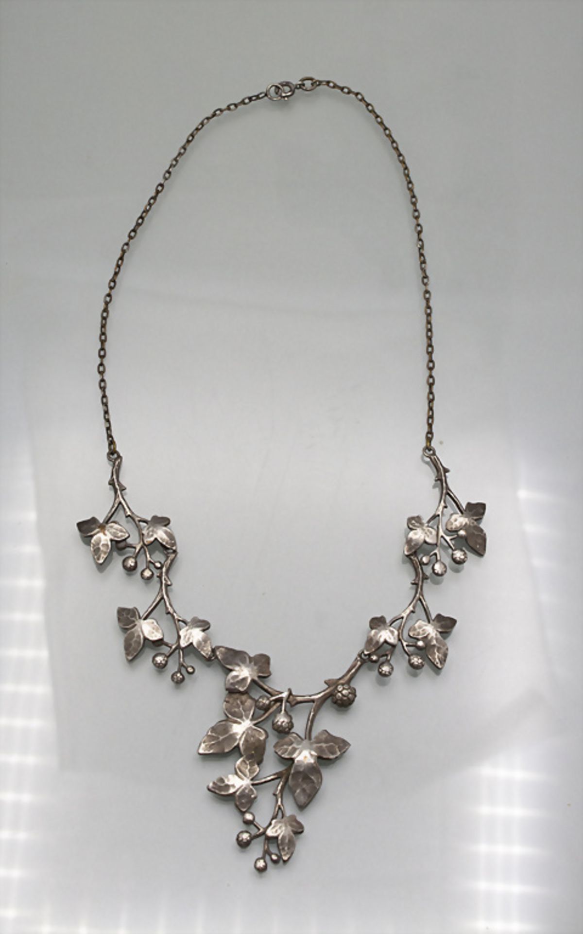 Jugendstil Collier 'Brombeeren' / Collier feuilles Art Nouveau / An Art Nouveau necklace with ...