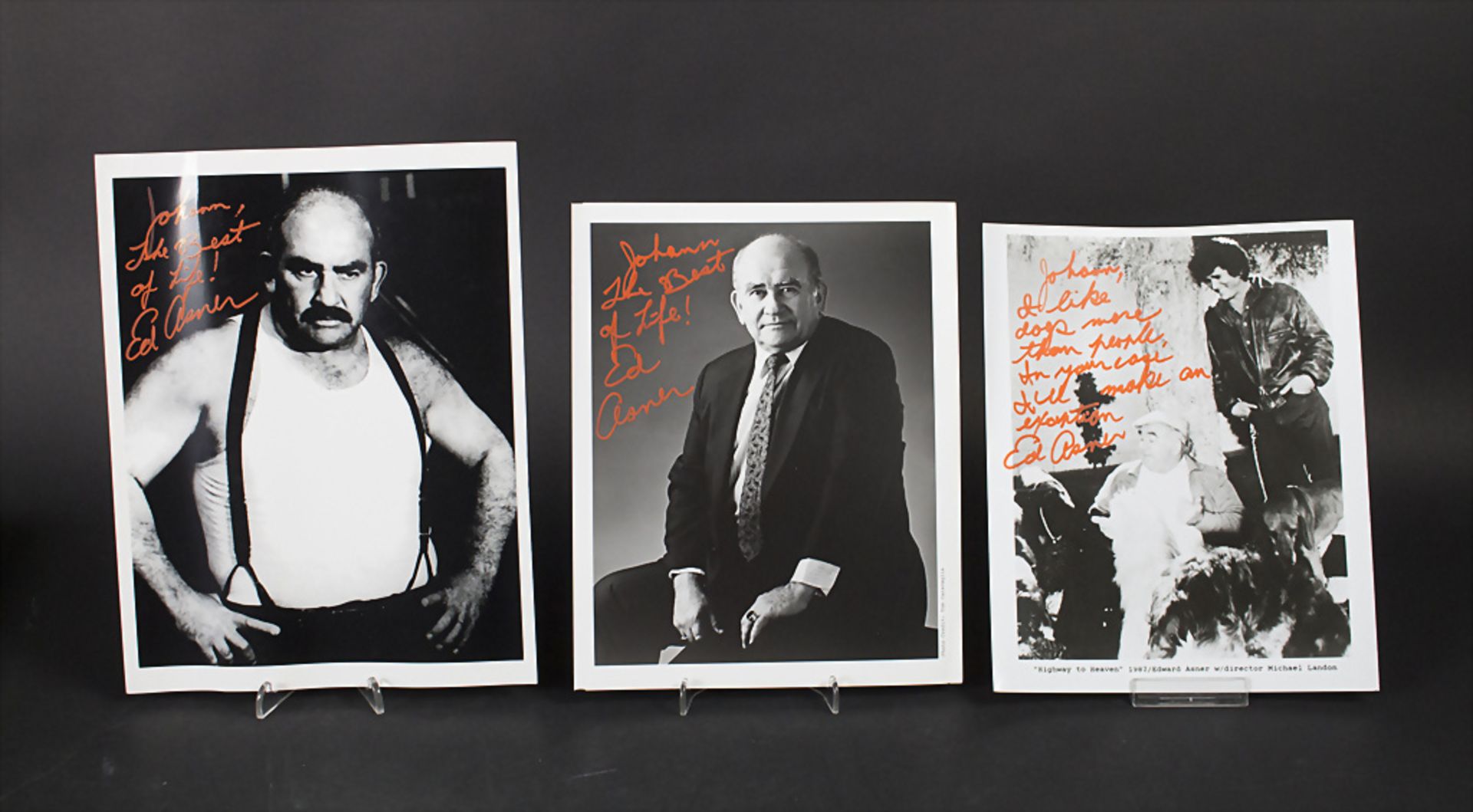 Drei Fotofgrafien mit Autographen von Ed Asner (1919-2021), um 2000