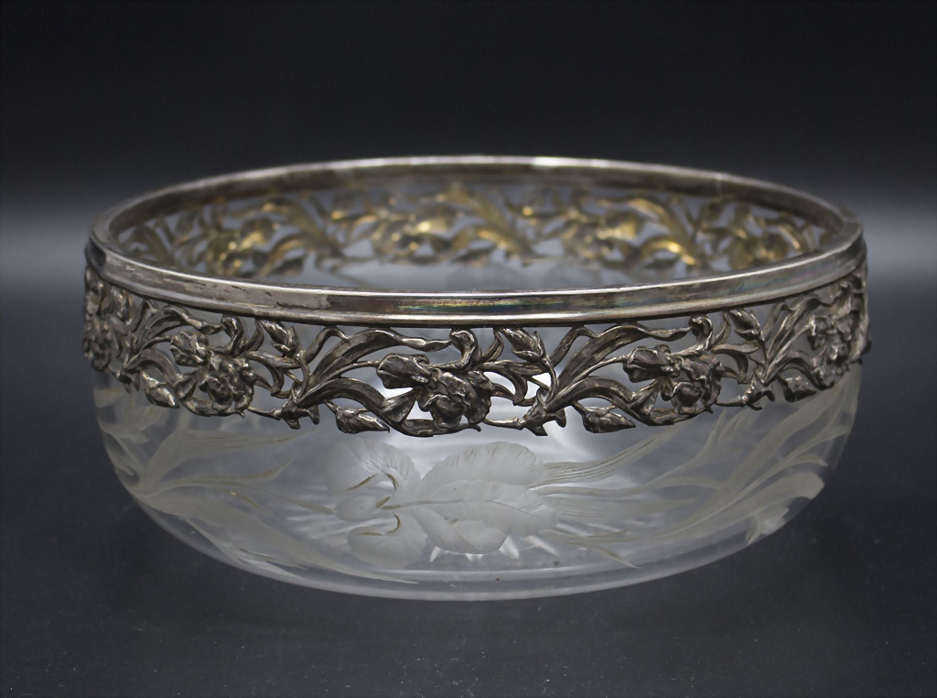 Jugendstil Glasschale mit Silbermontur mit Schwertlilien / An Art Nouveau cut glass bowl with ...