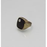 Herrenring mit Onyx und Diamant / A men's 8 ct gold ring with onyx and diamond