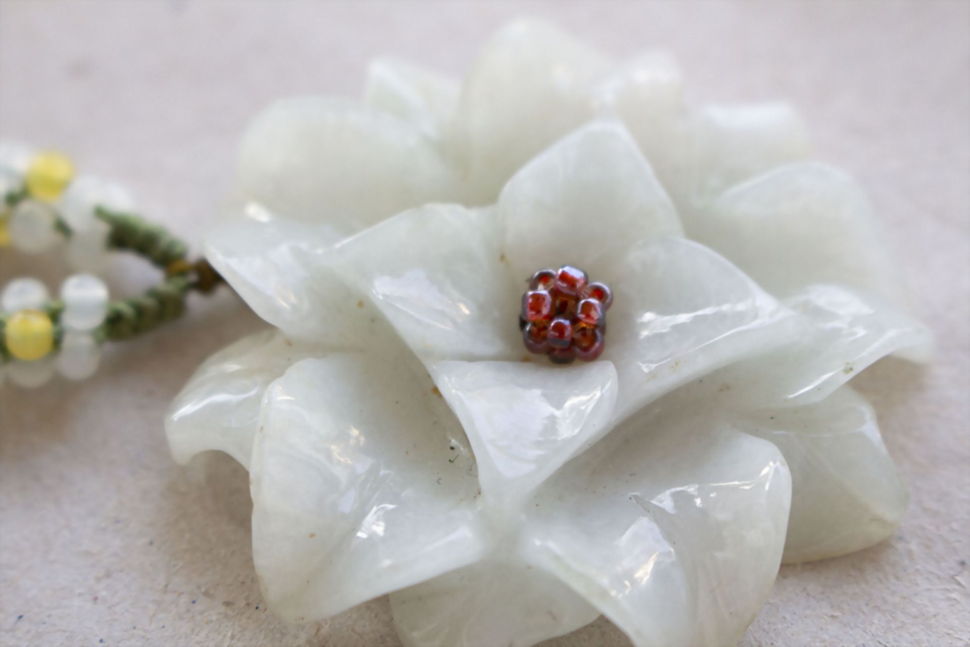 Jadekette mit Seerose / A jade necklace with a water lilly, China - Bild 6 aus 7