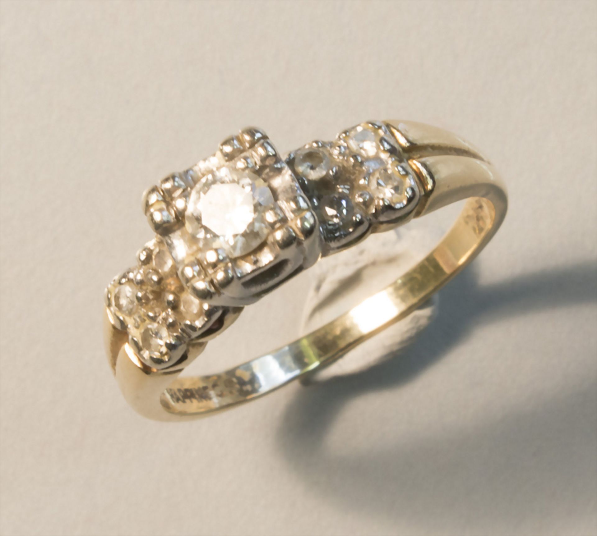 Damenring mit Brillant und Diamanten / A ladies ring with brilliant and diamonds