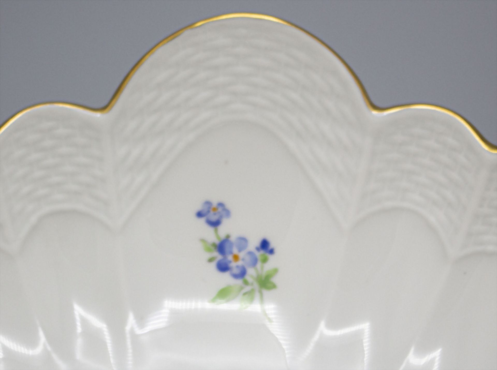 Schale mit Blumendekor / A bowl with flowers, Meissen, 20. Jh. - Image 3 of 4