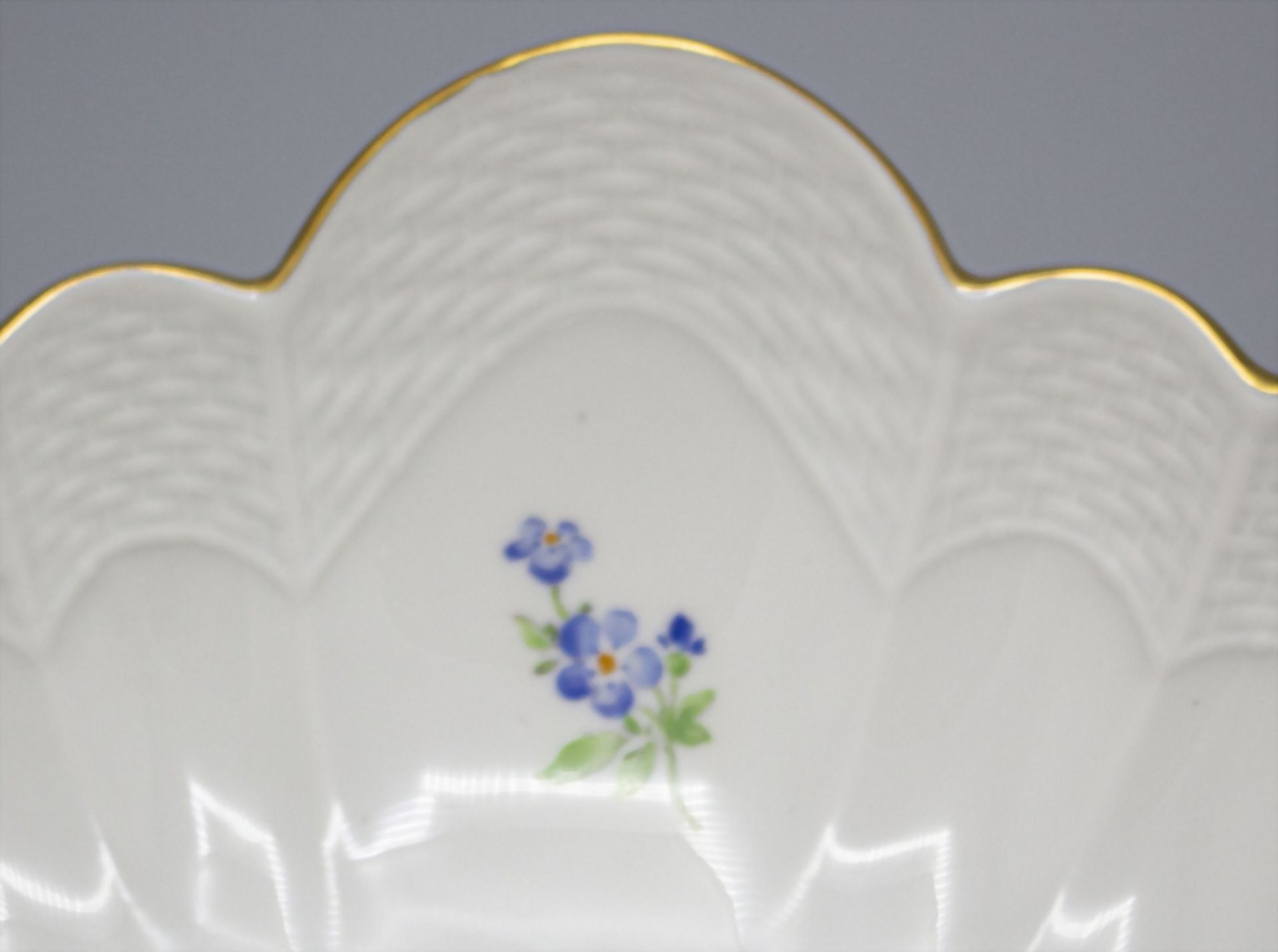 Schale mit Blumendekor / A bowl with flowers, Meissen, 20. Jh. - Bild 3 aus 4