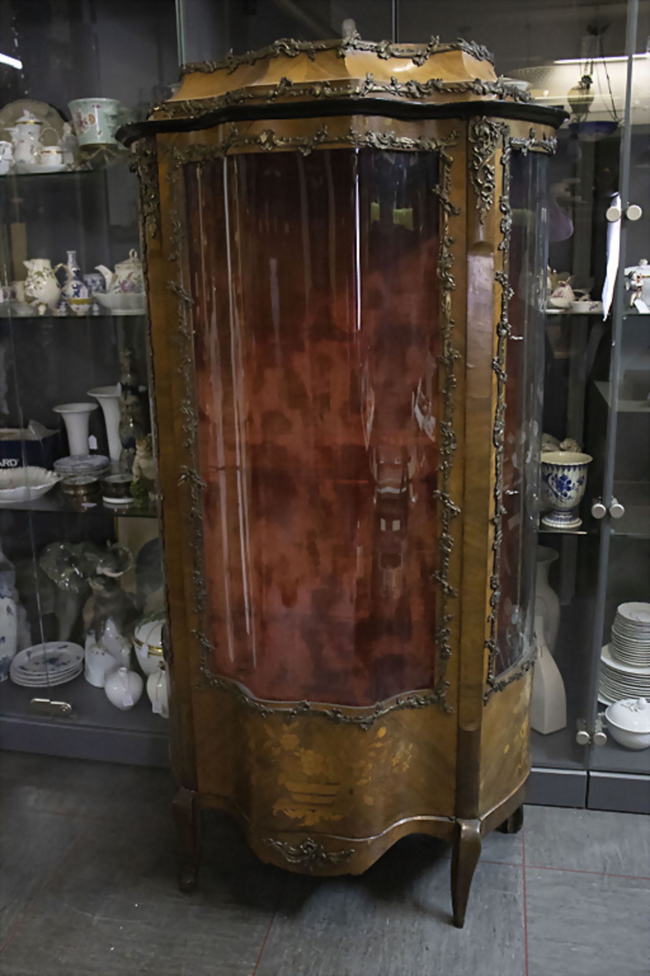 Rokoko Vitrine / A Rococo glass cabinet, wohl 18. Jh. - Image 2 of 2