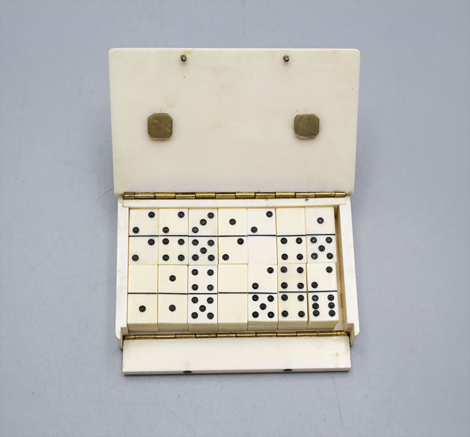 Miniatur-Dominospiel mit Porträt eines jungen Mannes / A miniatur domino game with the ... - Bild 3 aus 3
