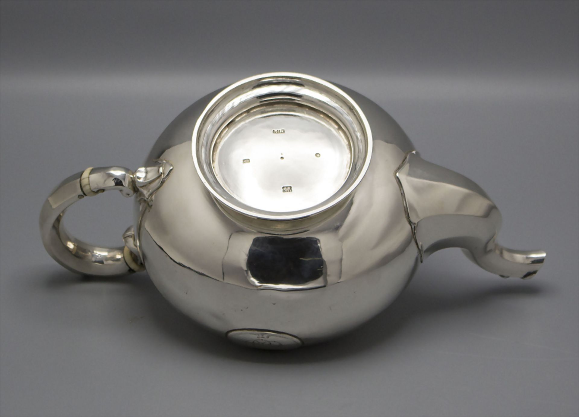 Kaffee- und Teekern / A silver coffee and tea set, Matthias Skytt, St. Petersburg, 1855-1856 - Image 9 of 15