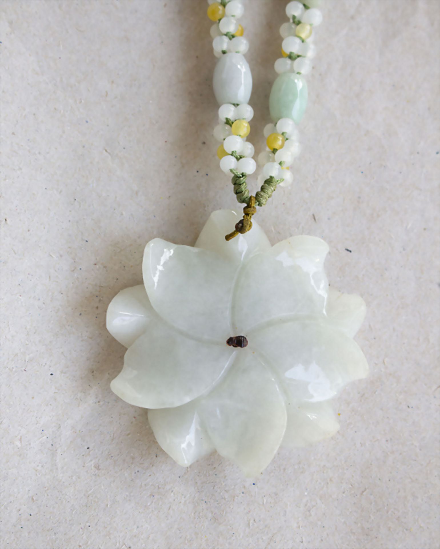 Jadekette mit Seerose / A jade necklace with a water lilly, China - Image 7 of 7