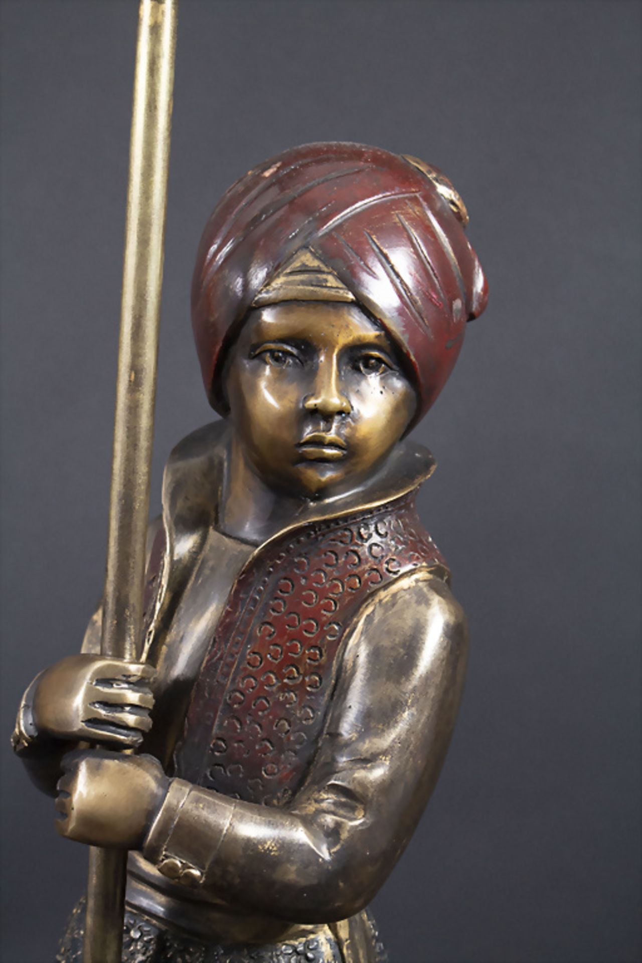 Figürliche Lampe mit Bronzefigur eines orientalischen Jungen / A figural lamp with the bronze ... - Bild 3 aus 6