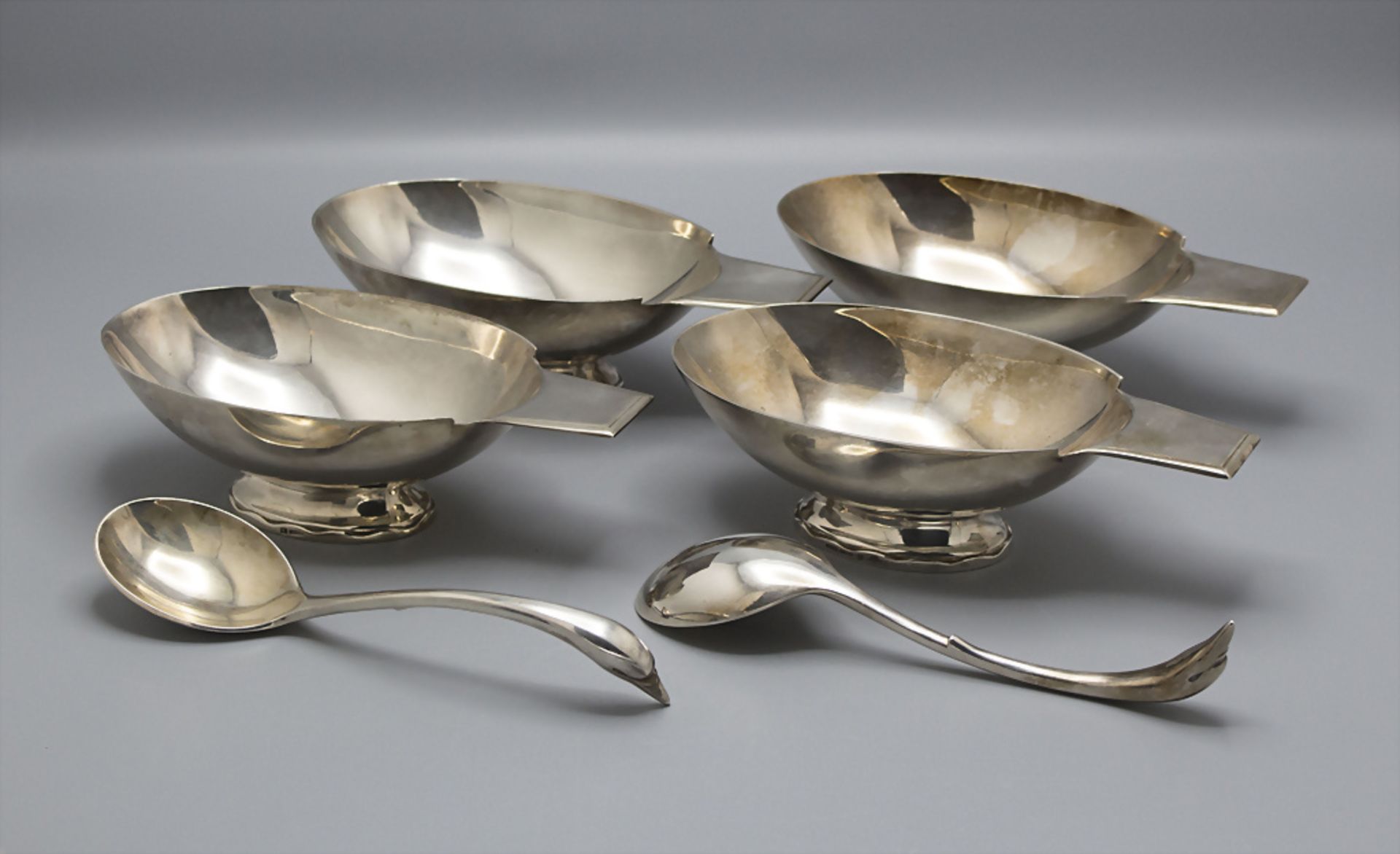 4 Art Déco Saucieren mit zwei Kellen / A set of 4 swan sauce boats and 2 ladles, Christian ...