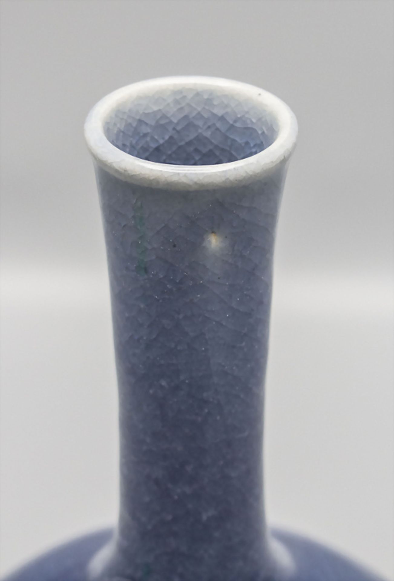 Blaue Langhalsvase / A blue long neck vase, wohl Asien - Bild 2 aus 3
