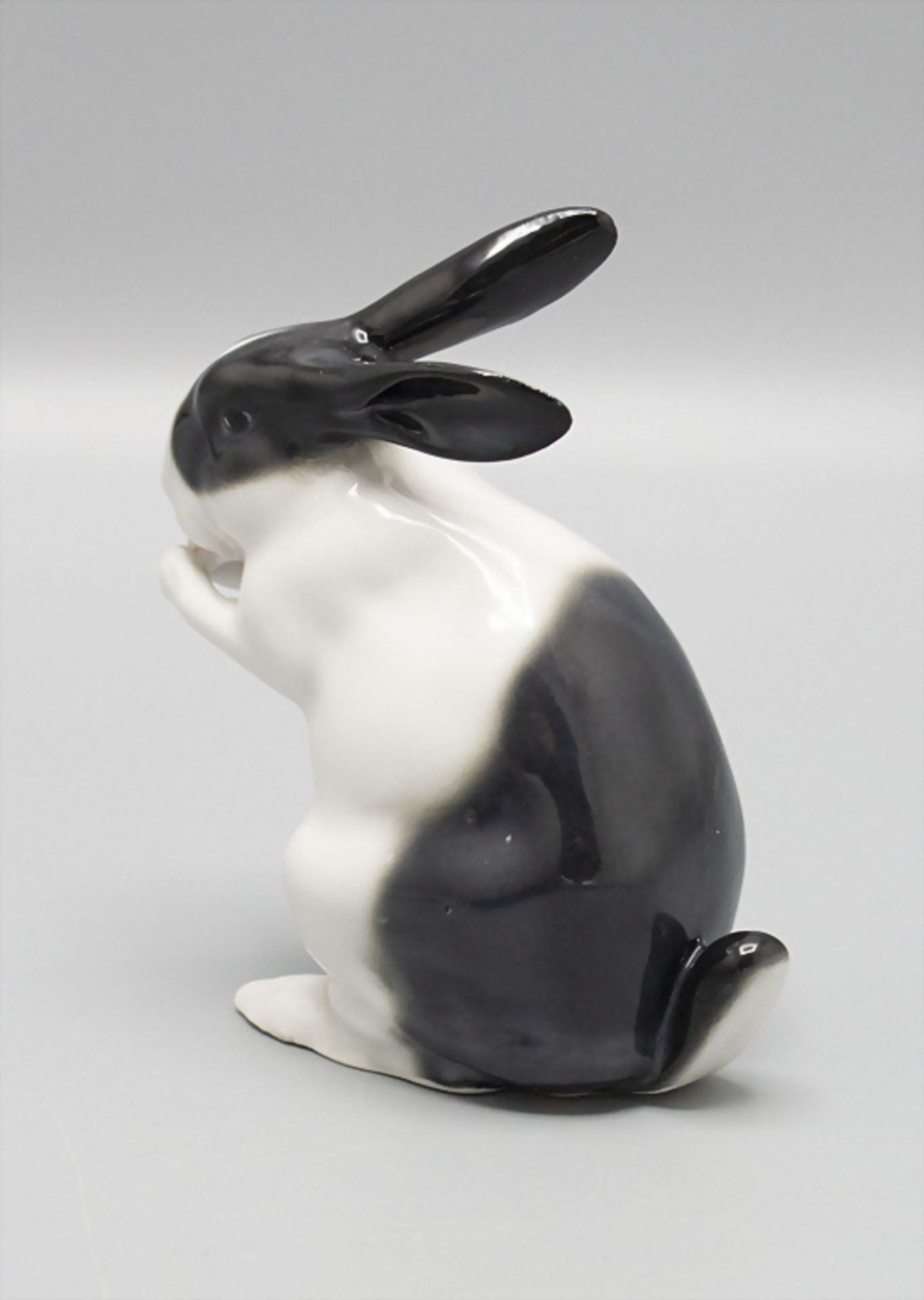 Knabberndes Kaninchen / A nibbling rabbit, E. Pfeffer, Gotha, um 1925 - Image 3 of 4