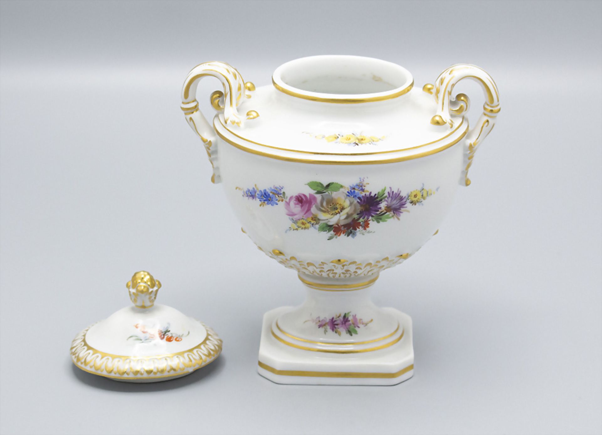 Ovales Deckelgefäß mit Handhaben und feiner Watteau-Szene / A lidded bowl with handles and a ... - Bild 4 aus 6