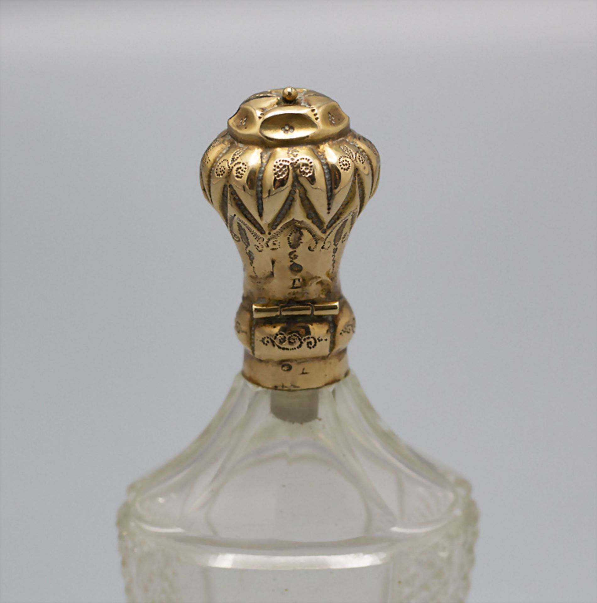 Glasfllakon mit Goldmonturen / A glass perfume bottle with assemblings of gold, Niederlande, ... - Image 2 of 5