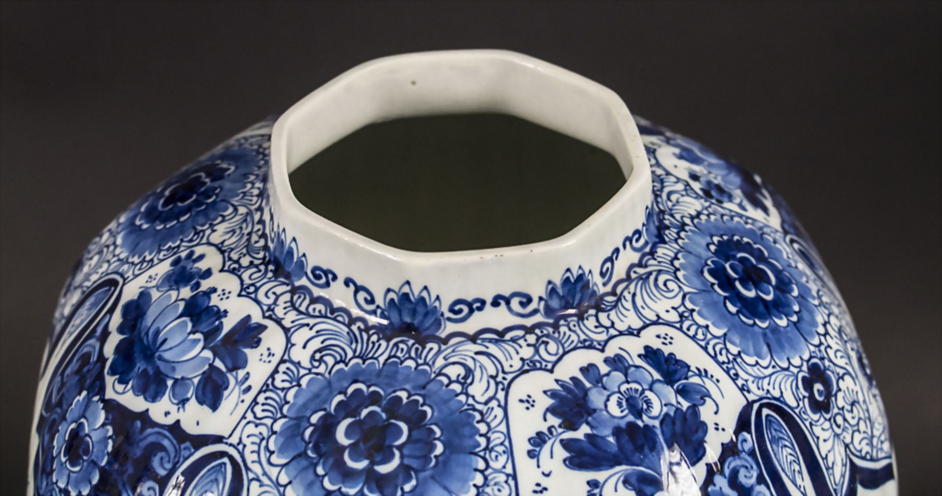 Große Deckelvase / A large lidded ceramic vase, De Porceleyne Fles, Delft - Bild 6 aus 7