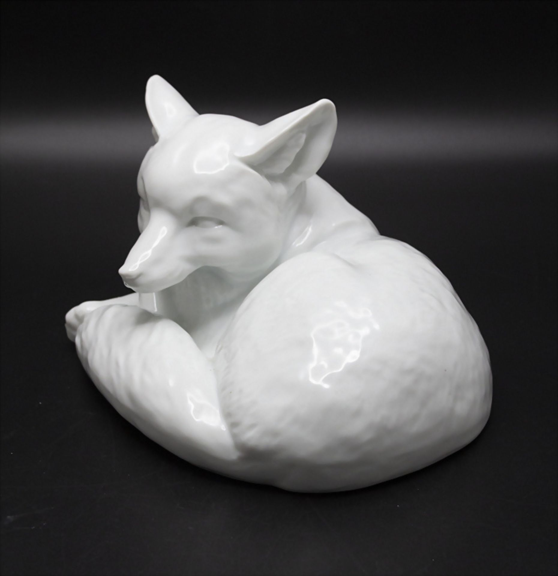 Figur eines zusammengerollten Fuchses / A large resting fox, Karl Ens Volkstedt, um 1910 - Bild 2 aus 5