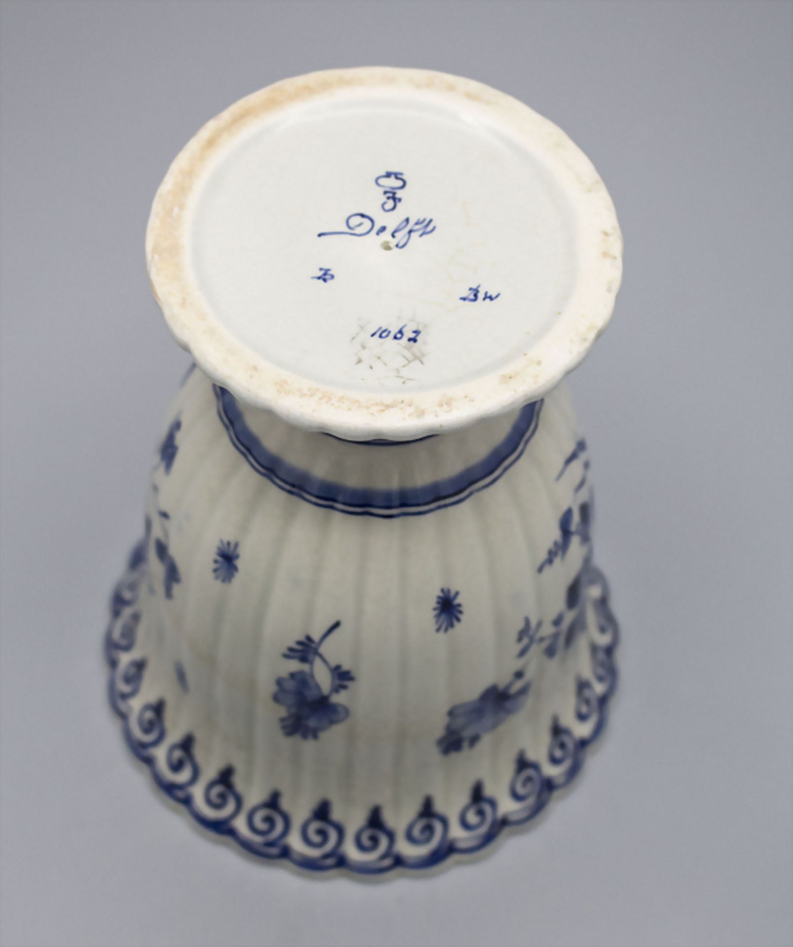 Vase / A ceramic vase, De Porceleyne Fles, Delft, 19./20. Jh. - Image 4 of 4