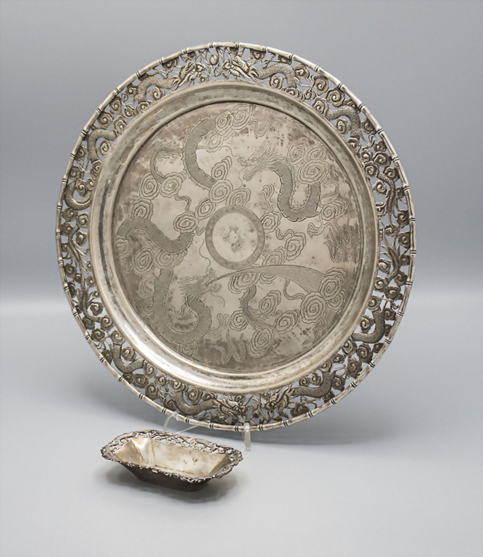 Rundes Silbertablet mit kl. Silberschale mit Drachendekor / A round silver tablet with a small ...