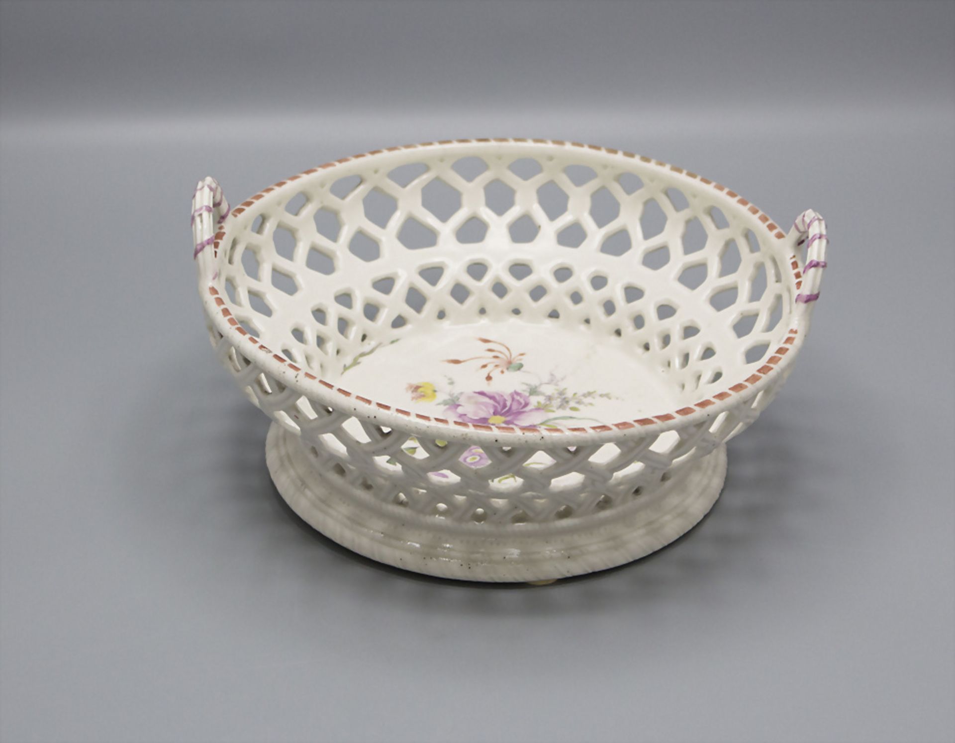 Porzellan Korbschale mit Blumenmalerei / A porcelain basket with flowers, Frankenthal, 1762-1770 - Bild 2 aus 3