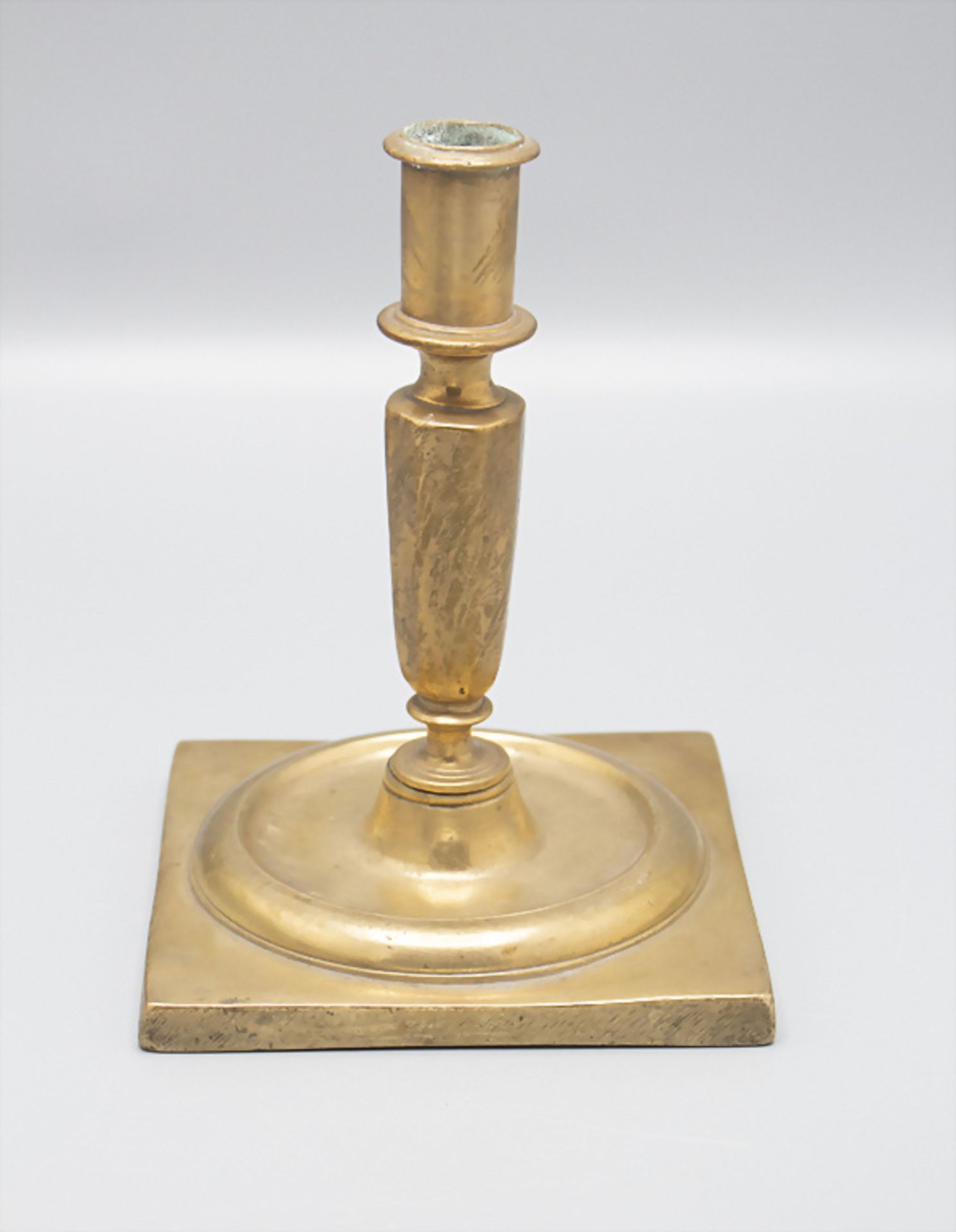 Barocker einflammiger Tischleuchter / A Baroque brass candle holder, wohl deutsch, 18. Jh. - Bild 2 aus 4