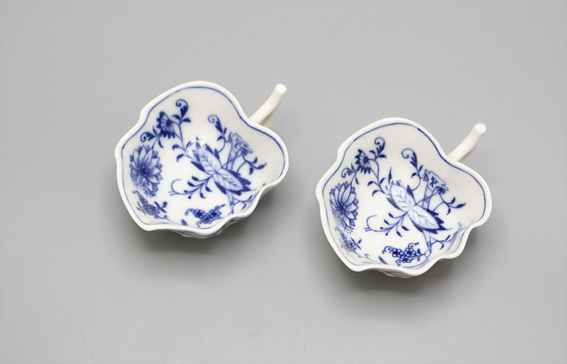 2 Blattschälchen mit Zwiebelmuster / 2 leaf shaped bowls with onion pattern, Meissen, um 1900