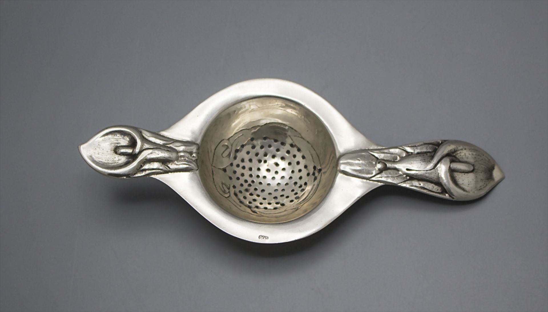 Jugendstil Teesieb / A silver Art Nouveau tea strainer, um 1900
