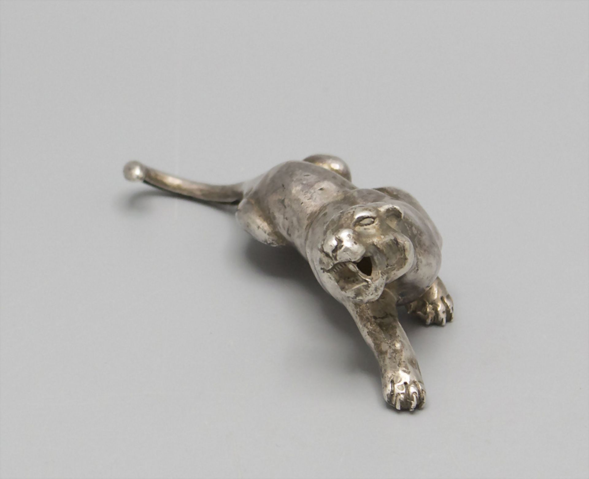 Miniatur Skulptur einer Löwin / Raubkatze / A miniature sculpture of a lioness / big cat, um 1920