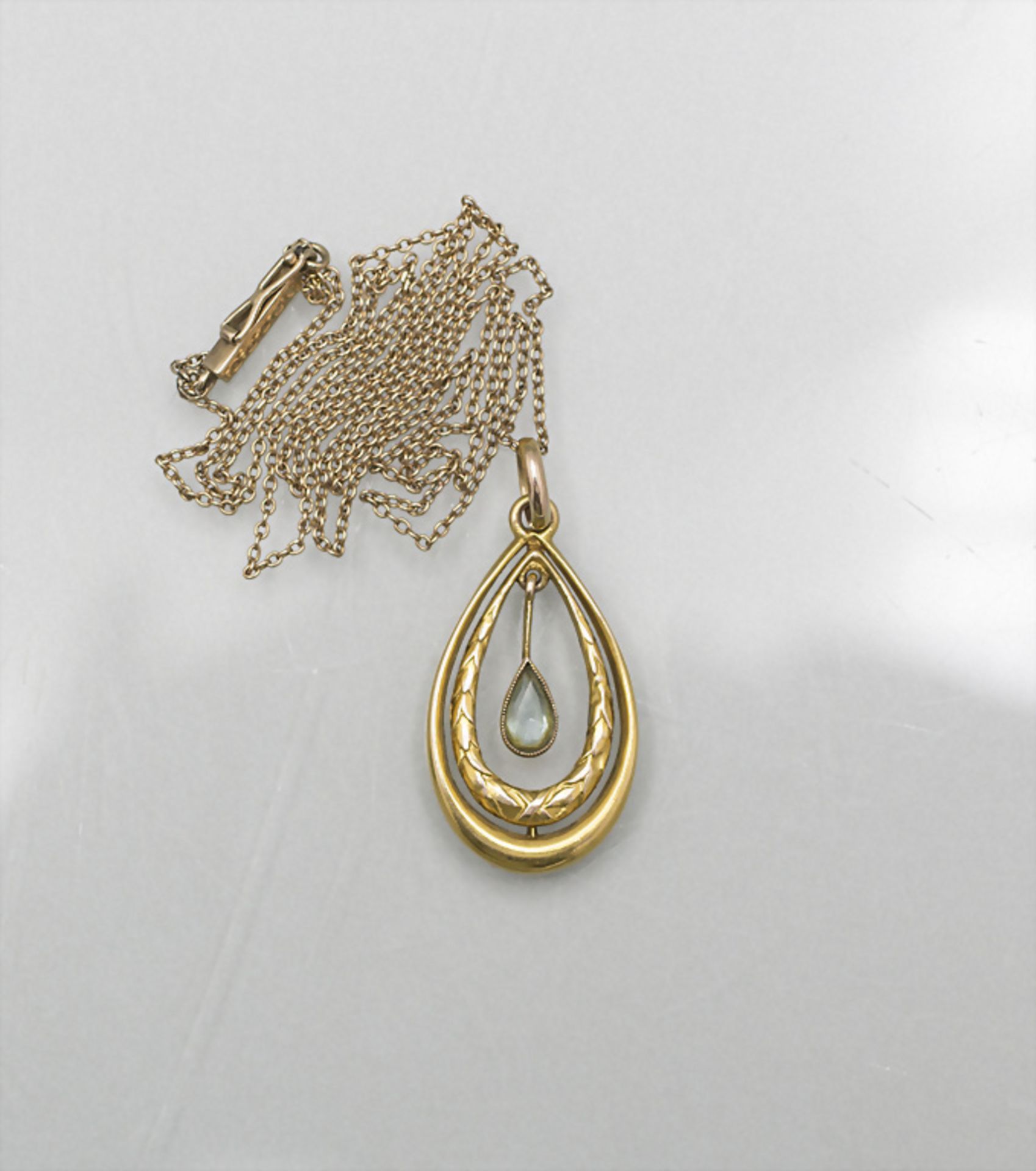 Jugendstil Anhänger mit Kette / An Art Nouveau 8 ct gold pendant with necklace