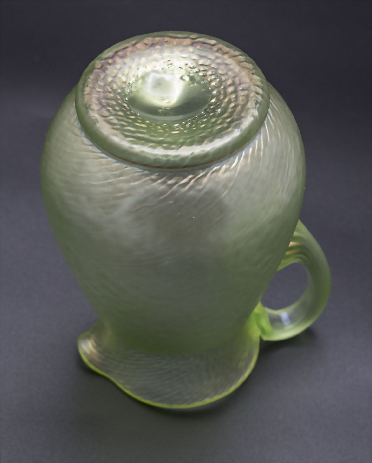 Henkelkanne / A glass jug with handle, wohl Loetz Witwe, Klostermühle, um 1905 - Bild 2 aus 2