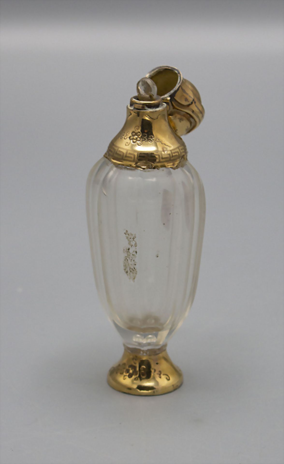 Glasfllakon mit Goldmonturen / A glass perfume bottle with assemblings of gold, Niederlande, ...