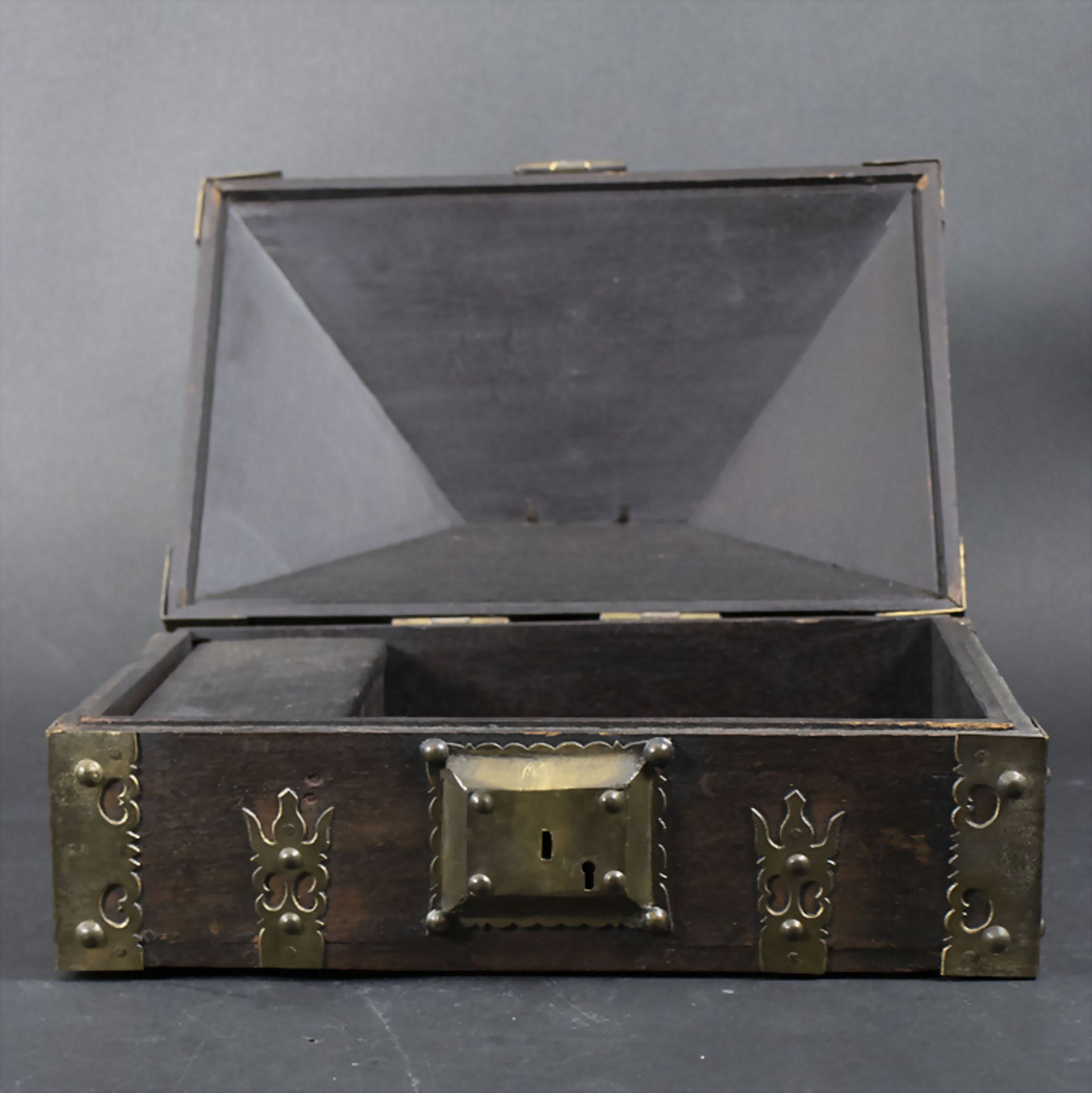 Holzschatulle mit Messingbeschlägen / A wooden casket with brass fittings, Frankreich, 19. Jh. - Bild 2 aus 9