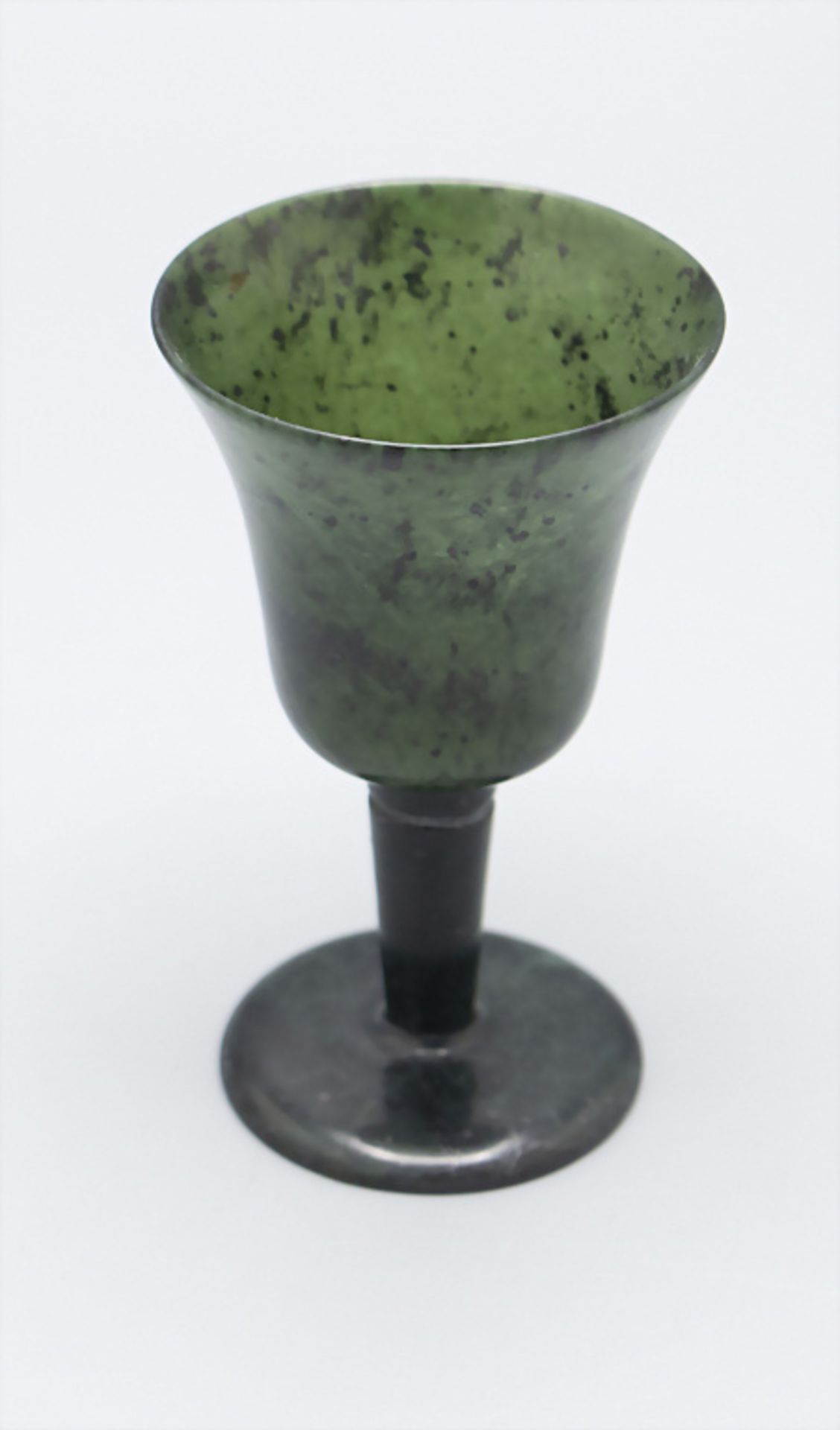 Jadebecher / A darkgreen jade beaker, China, 19./20. Jh. - Bild 2 aus 3