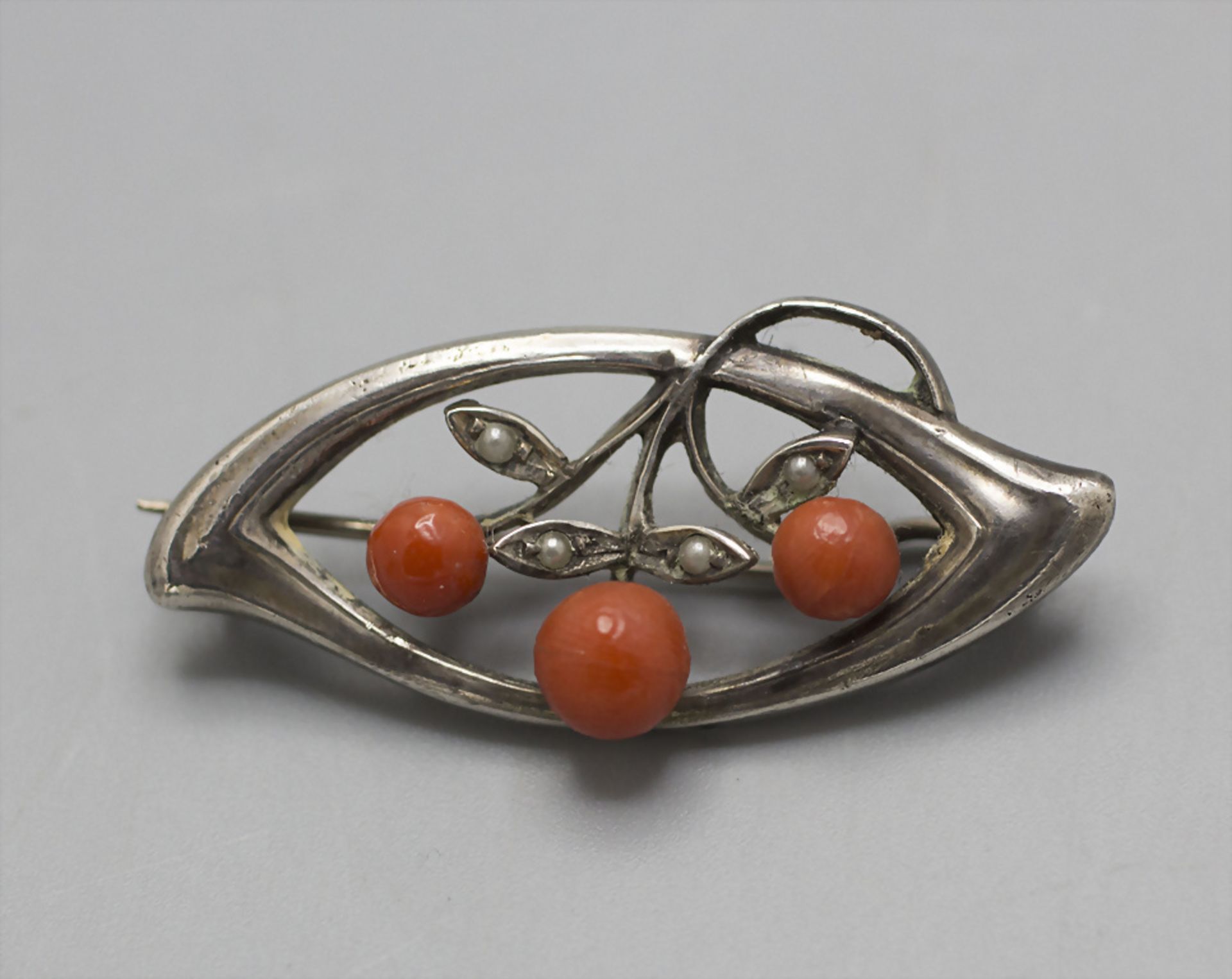 Jugendstil Brosche mit Koralle / An Art Nouveau brooch with corals, deutsch, um 1900