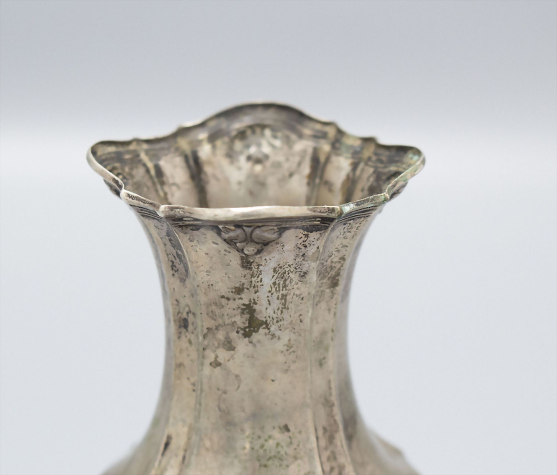 Kleine Vase mit Akanthusblättern / A small silver vase with acanthus leaves, Gebrüder Küh, ... - Bild 2 aus 4