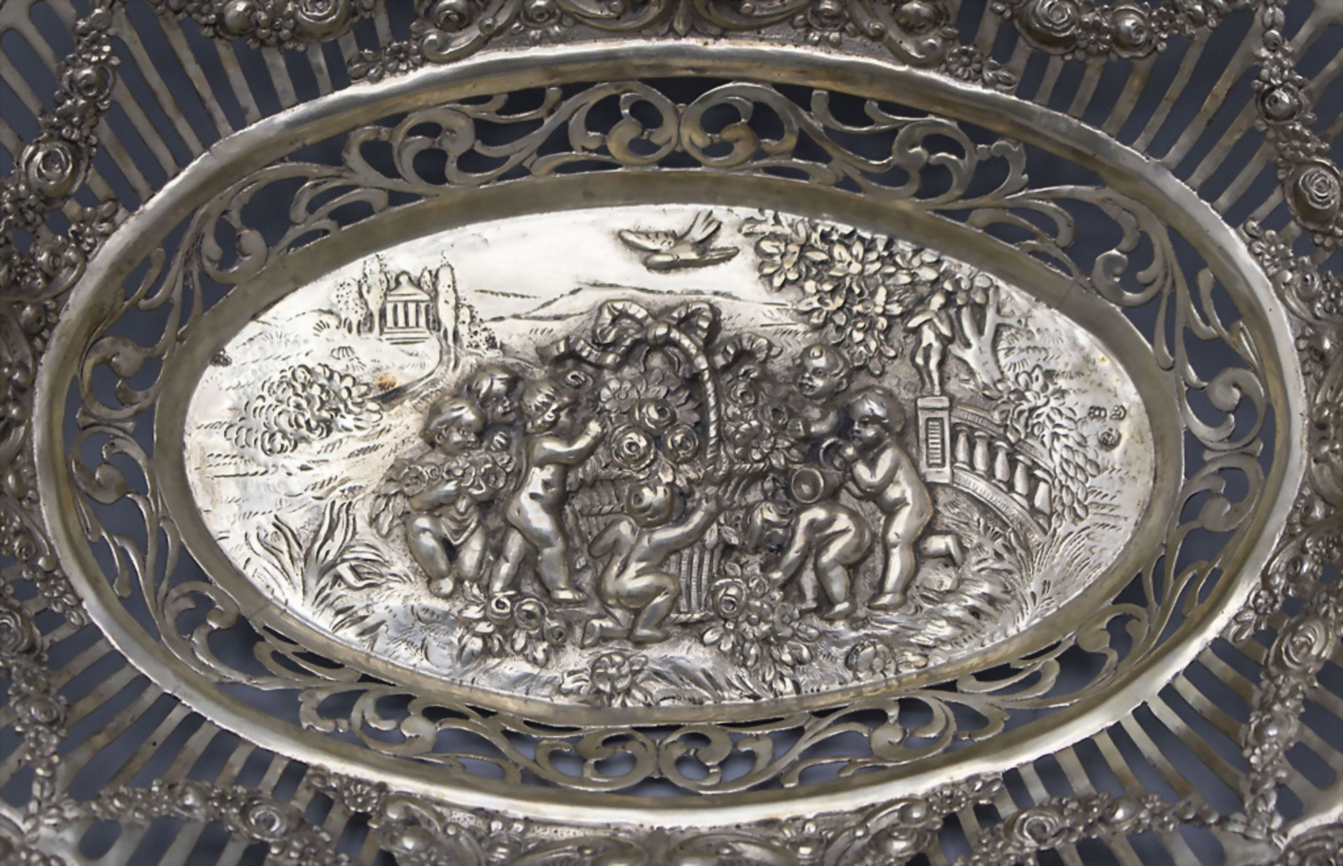 Korbschale mit Kindern / A silver bowl with children, Hanau, um 1900 - Bild 4 aus 5