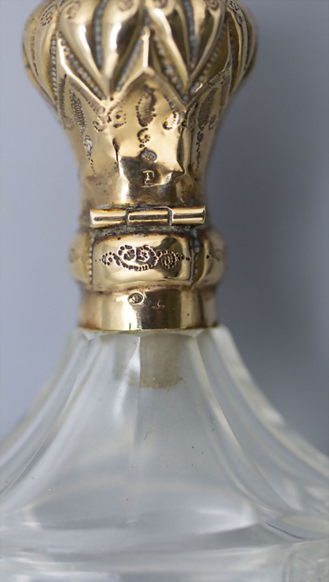 Glasfllakon mit Goldmonturen / A glass perfume bottle with assemblings of gold, Niederlande, ... - Image 3 of 5