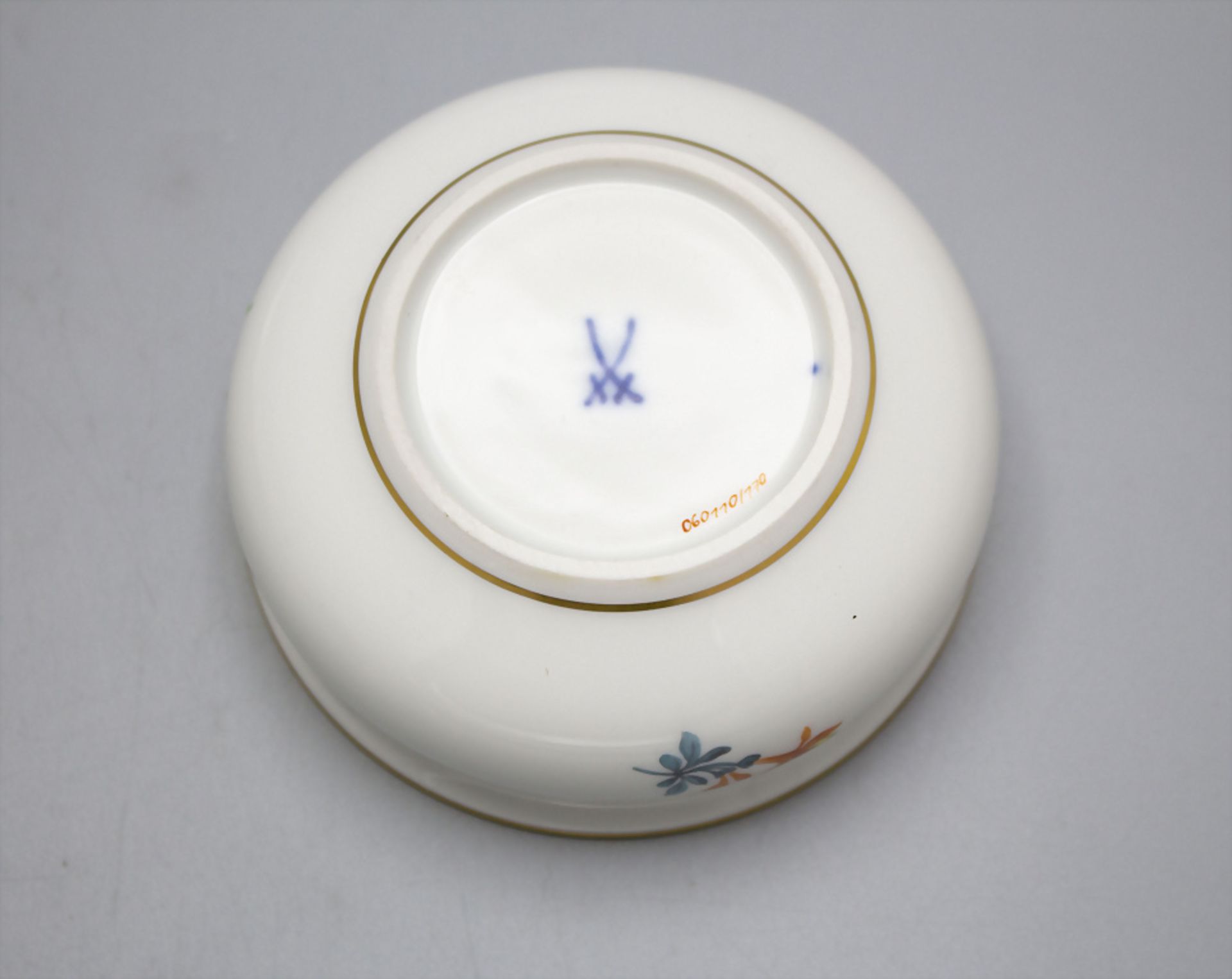 Deckeldose und Tablett mit Blumendekor / A porcelain box and tray with flowers, Meissen, ... - Image 5 of 5