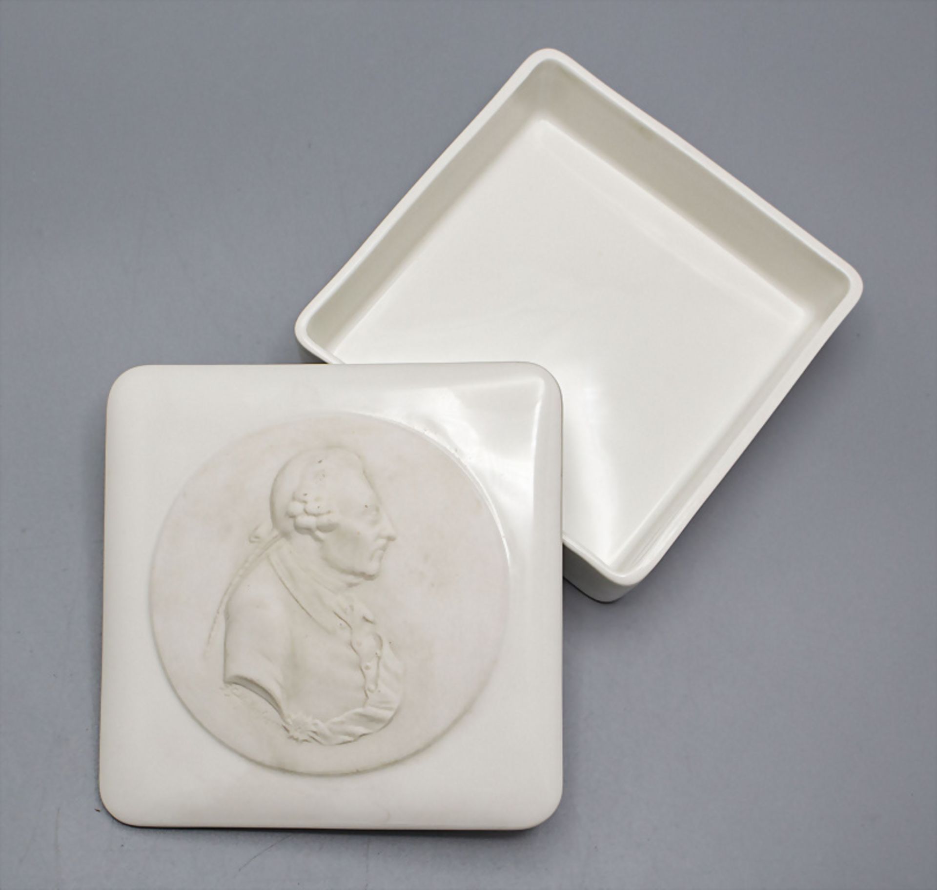 Deckeldose mit Relief Friedrichs II. von Preußen / A porcelain box and cover with relief of ... - Image 2 of 7