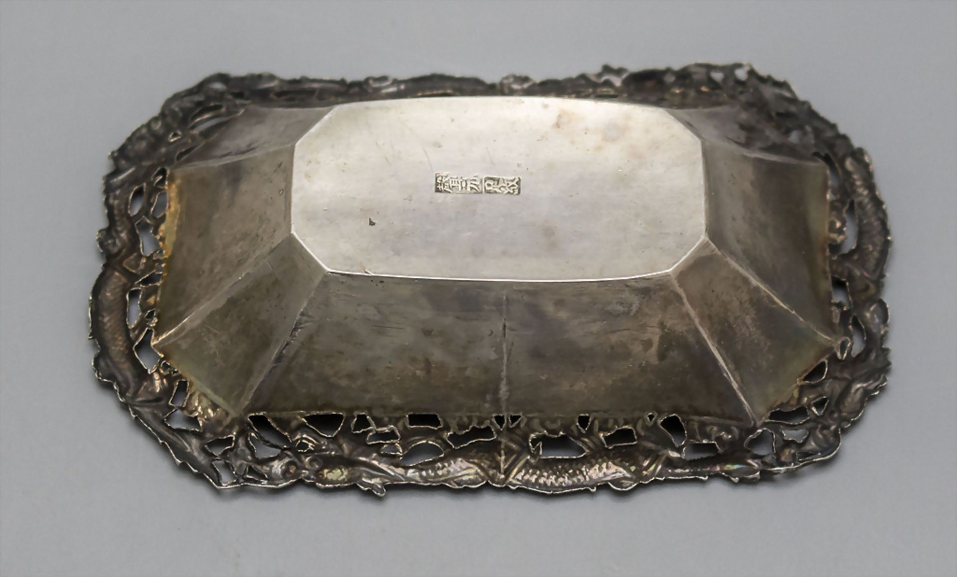 Rundes Silbertablet mit kl. Silberschale mit Drachendekor / A round silver tablet with a small ... - Bild 7 aus 9