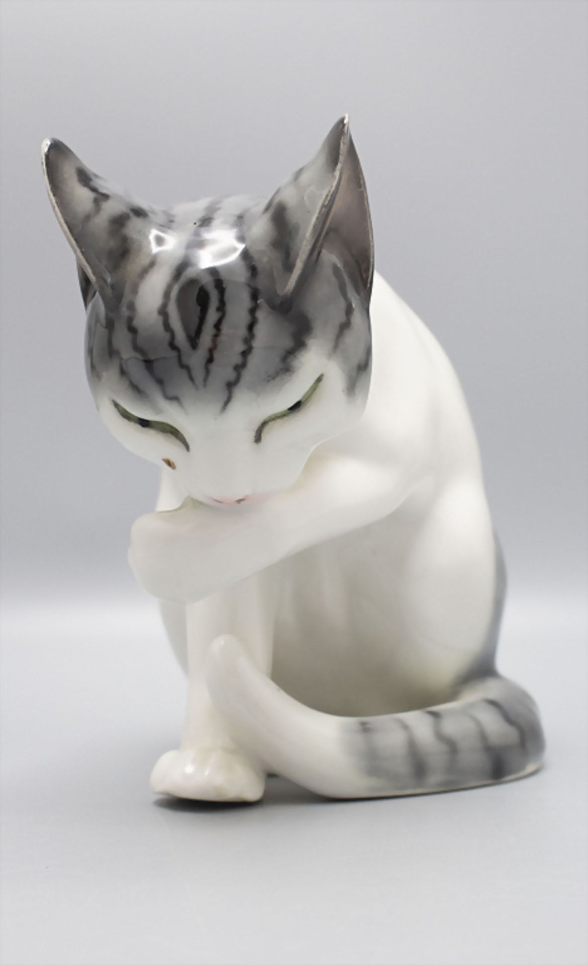 Tierfigur 'Katzenwäsche' / A procelain animal figure 'cat's lick', E. Pfeffer, Gotha, um 1930