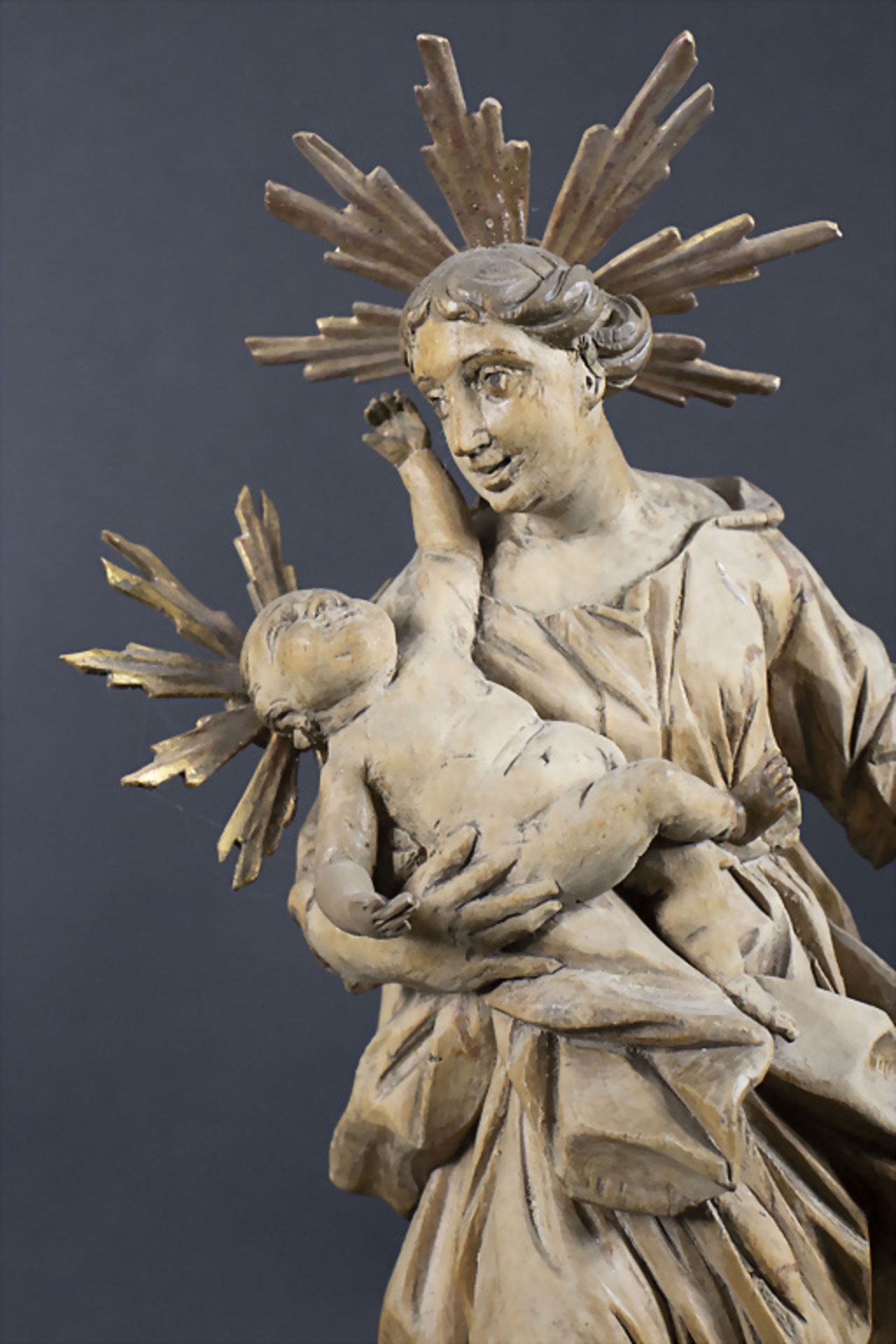 Holzskulptur einer Madonna mit Kind / A wooden sculpture of mother Mary with child, wohl ... - Bild 2 aus 7