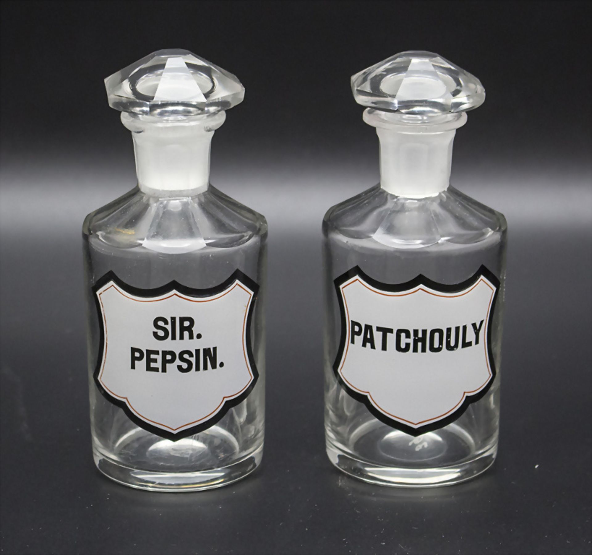 2 Apothekerflaschen / 2 apothecary glass bottles, 19. / 20. Jh.