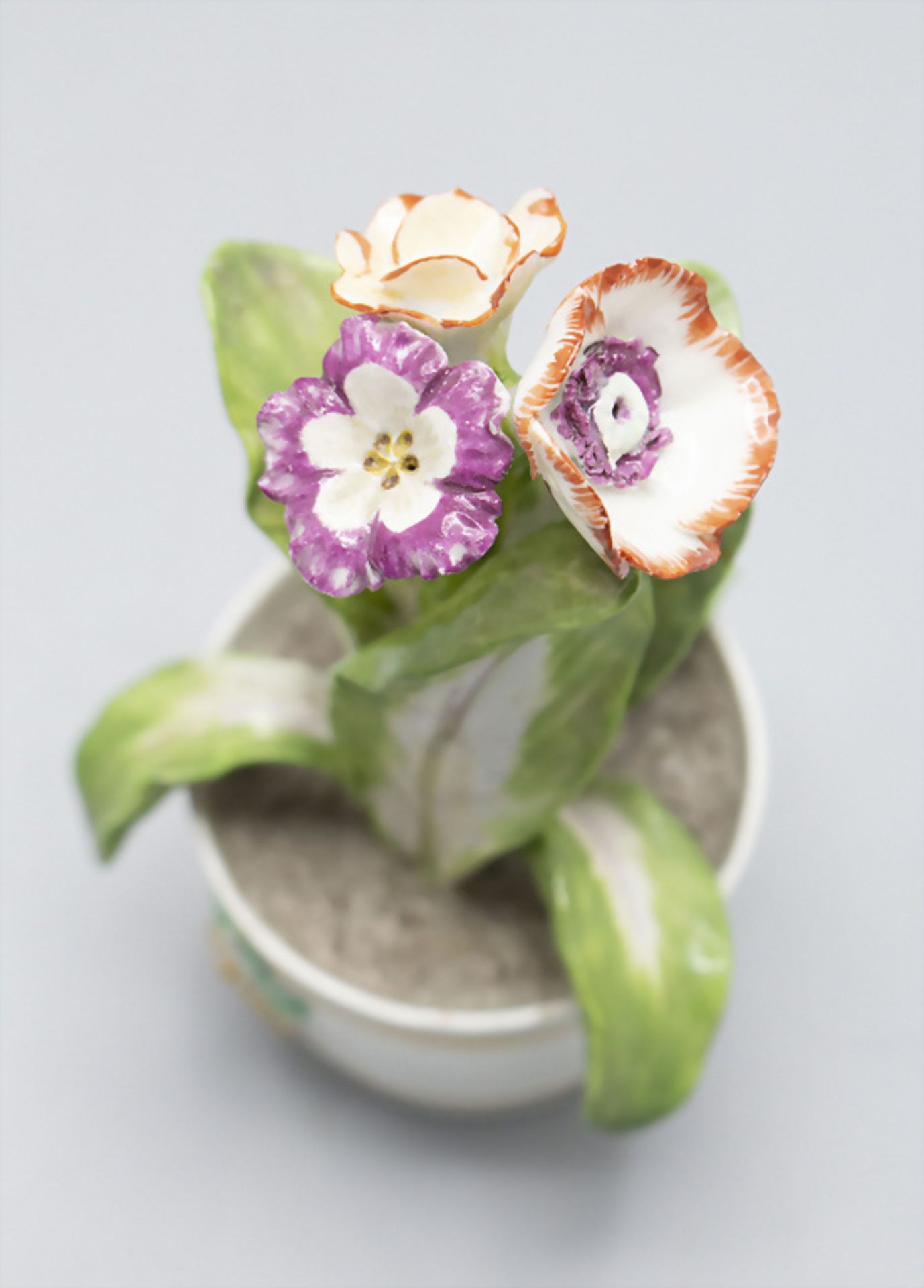 Kleiner Cachepot mit Zierblume / A small flower pot with porcelain flowers, Meissen, ... - Bild 3 aus 4
