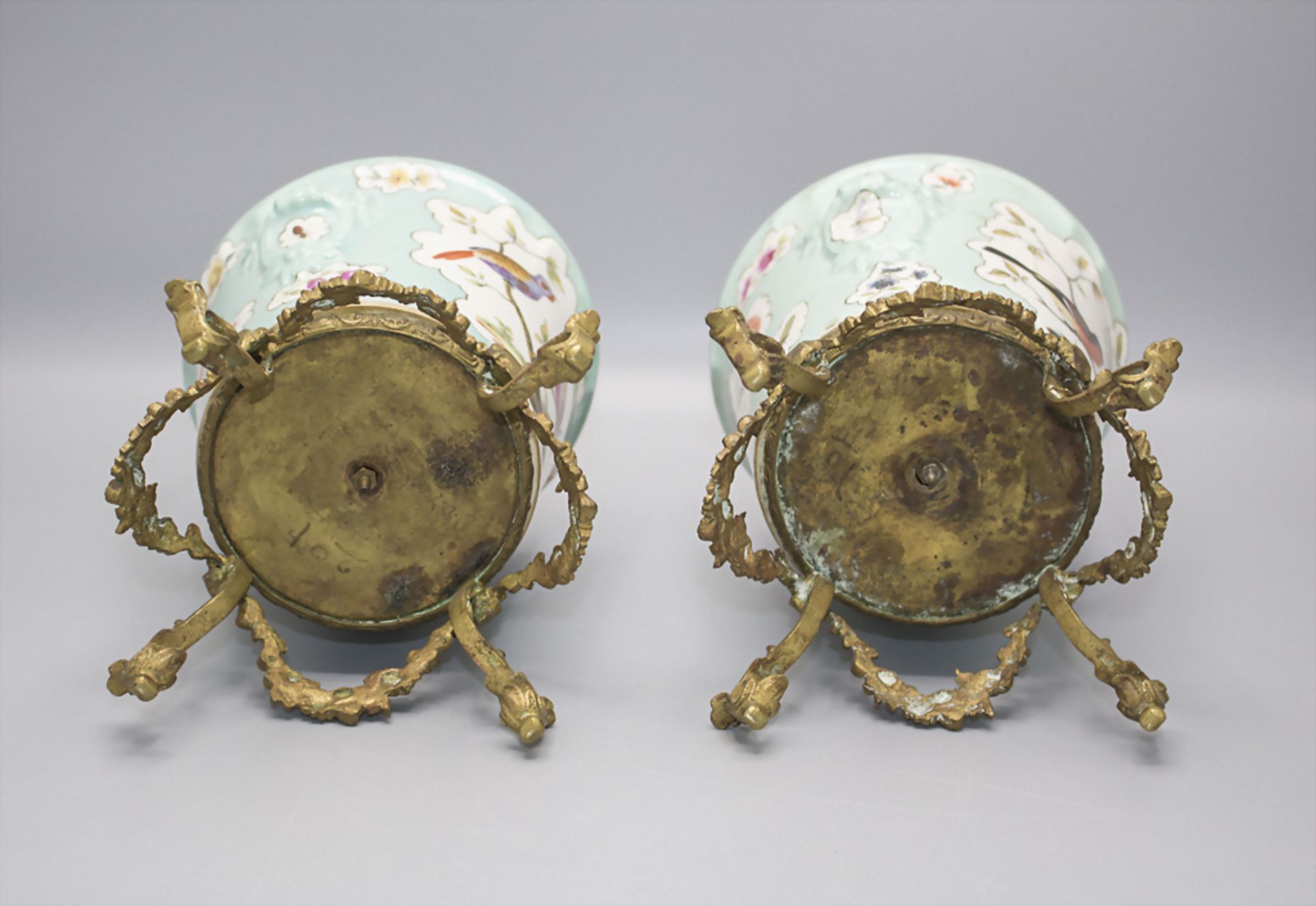 Zier Cachepots mit Vogelmalerei und Bronzemontur / A decorative pair of flower pots with birds ... - Image 4 of 4