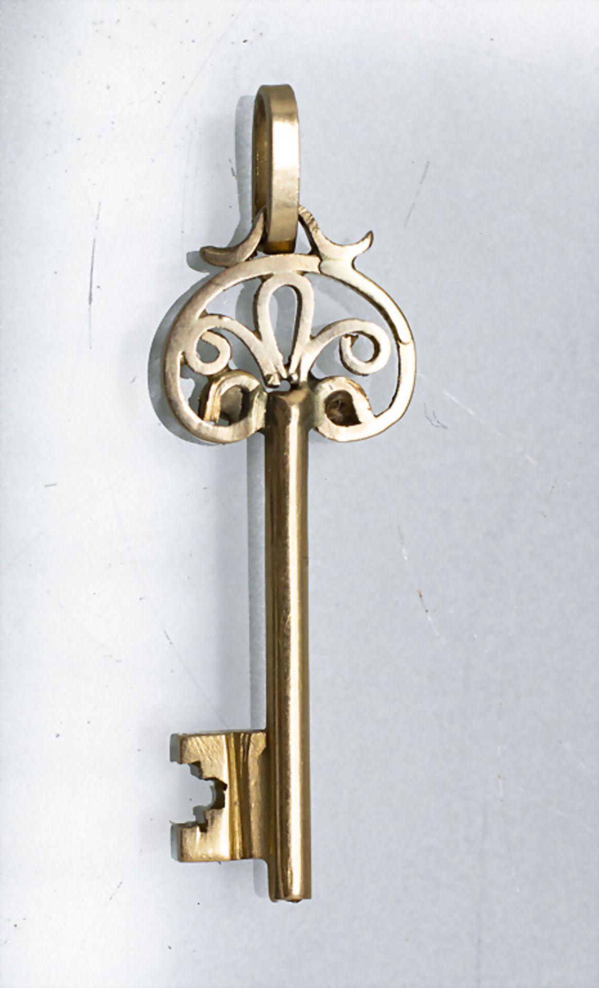 Goldanhänger 'Schlüssel' / An 18 ct gold pendant 'key', Frankreich, 1. Hälfte 20. Jh. - Bild 2 aus 2