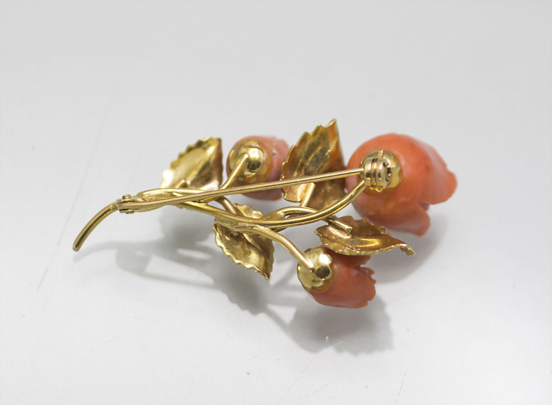 Brosche mit Rosenblüten / An 18 ct gold brooch with rose blossoms, 20. Jh. - Bild 2 aus 2