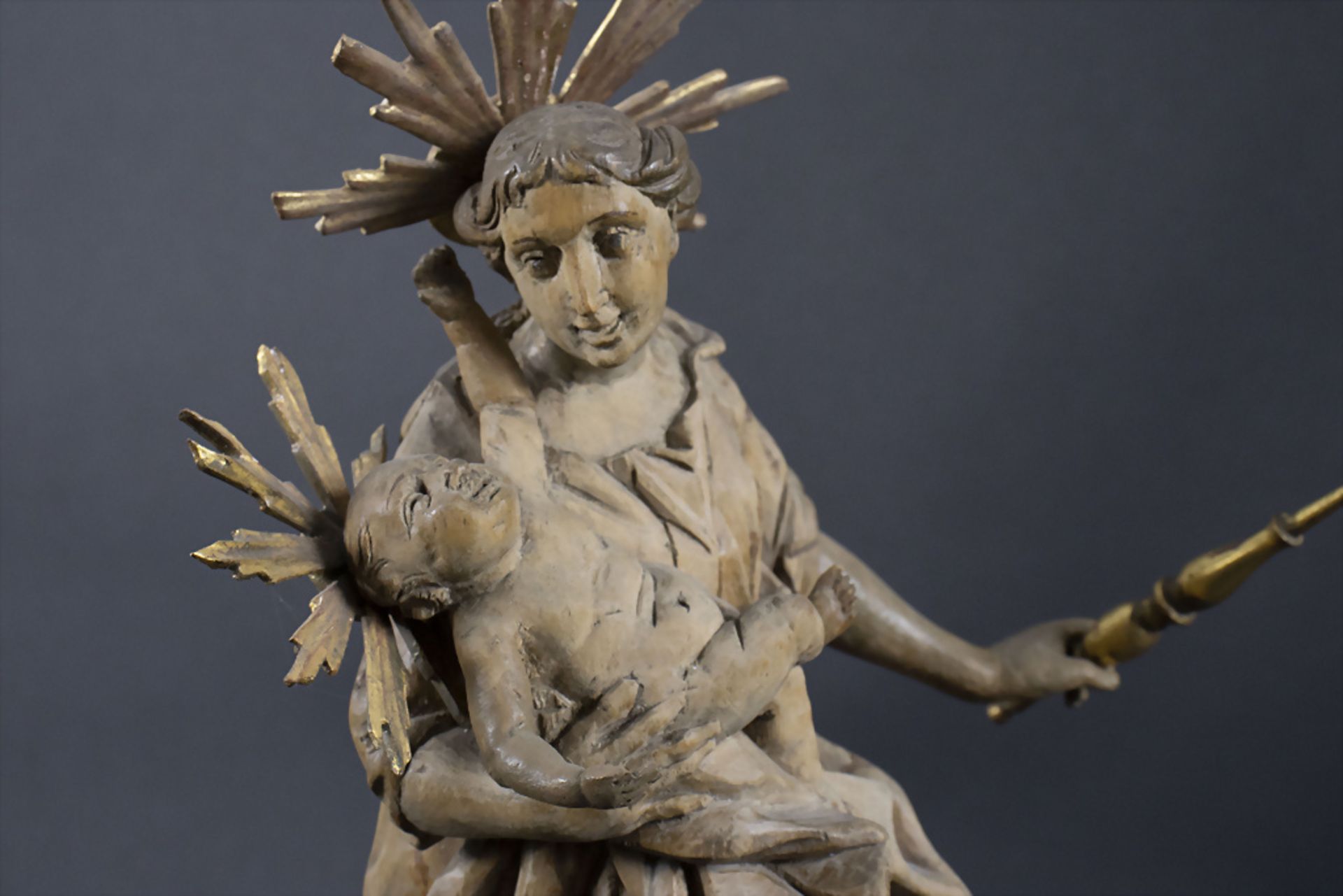 Holzskulptur einer Madonna mit Kind / A wooden sculpture of mother Mary with child, wohl ... - Bild 7 aus 7
