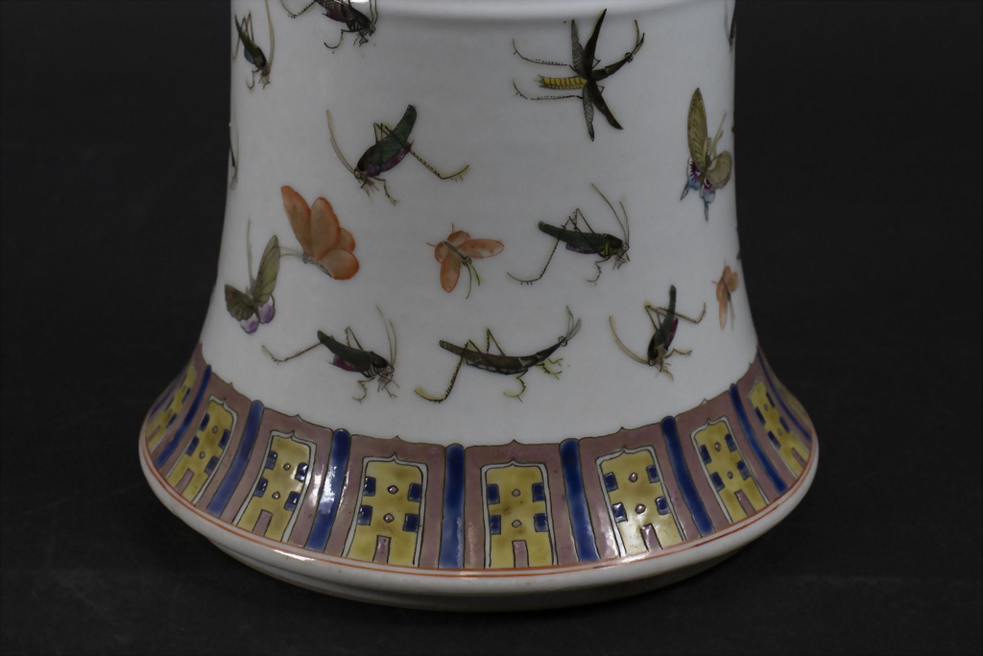 Porzellanvase mit Insekten in Gu Form / A GU shaped porcelain vase wih insects, China, 19./20. Jh. - Bild 3 aus 9