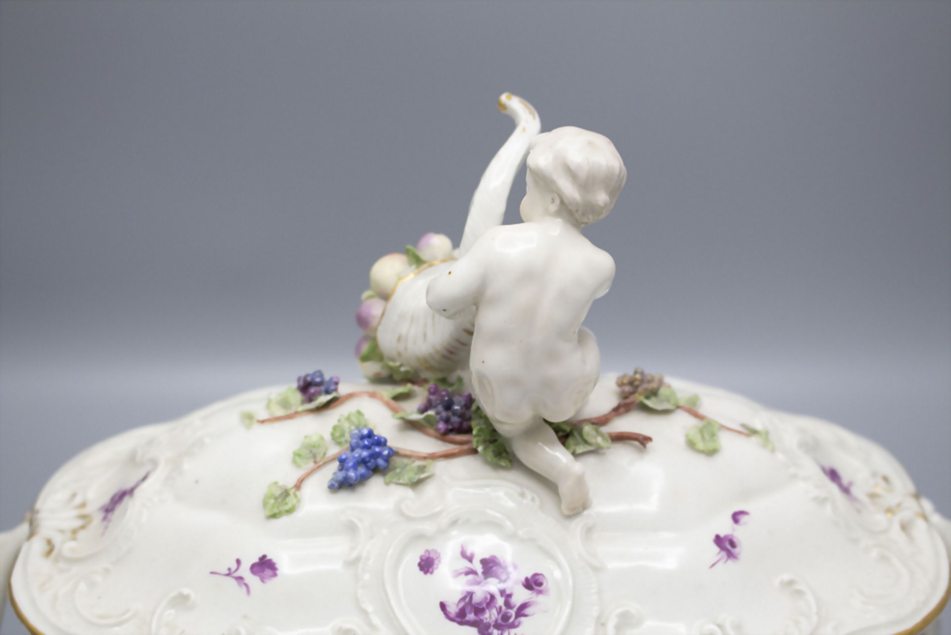 Porzellan Deckelterrine / A lidded porcelaine tureen, Ludwigsburg, um 1765 - Image 5 of 7