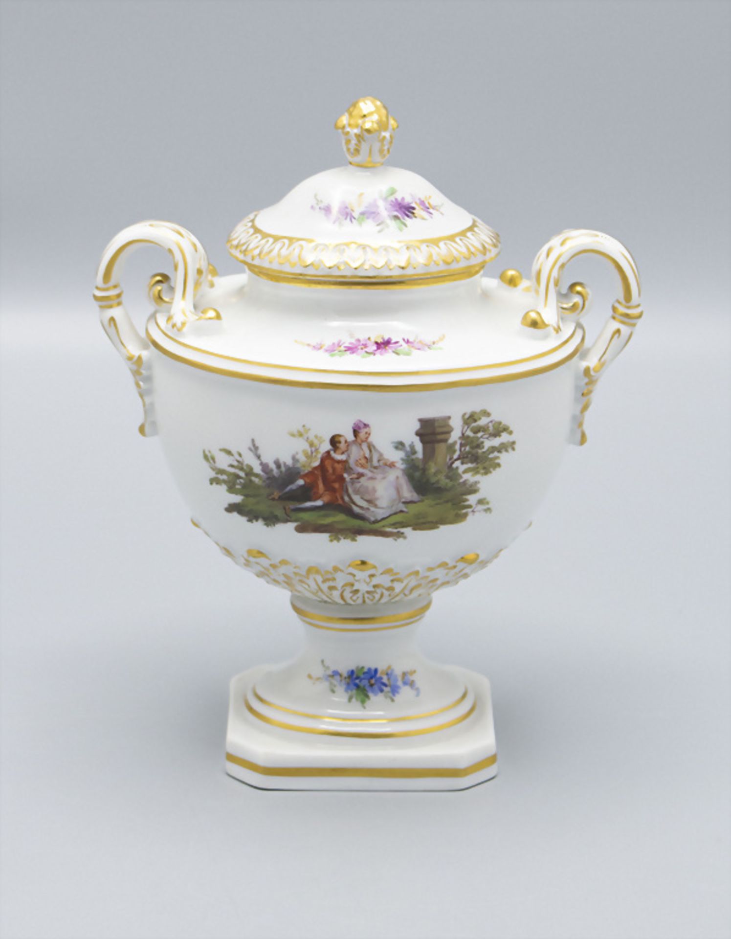 Ovales Deckelgefäß mit Handhaben und feiner Watteau-Szene / A lidded bowl with handles and a ...